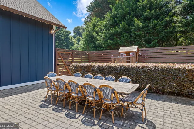 a view of a dinning table and chairs in the patio