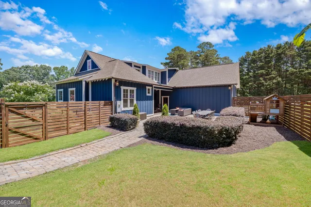 a view of a house with backyard and porch