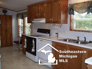 3953 Benjamin Way Monroe, MI 48161 - Photo 4 of 14 KITCHEN