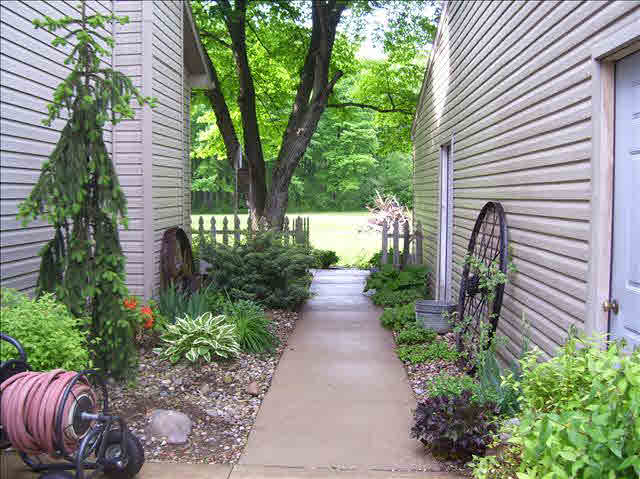 2866 West Erie Road Temperance, MI 48182 - Photo 4 of 18 Landscaping