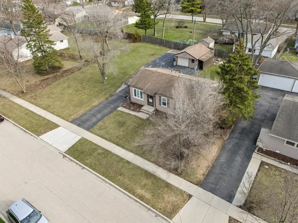 $340,000 | 25 McCabe Drive, Streamwood, IL 60107