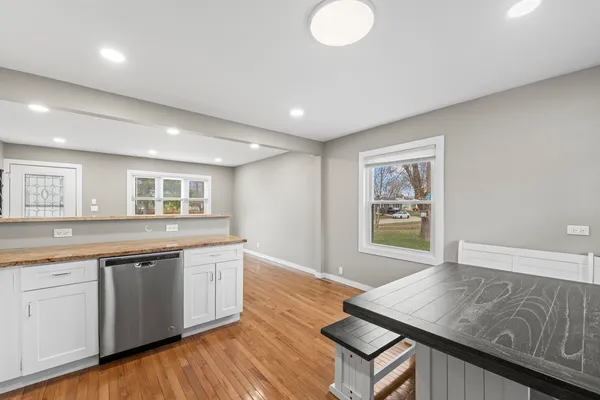 $340,000 | 25 McCabe Drive, Streamwood, IL 60107