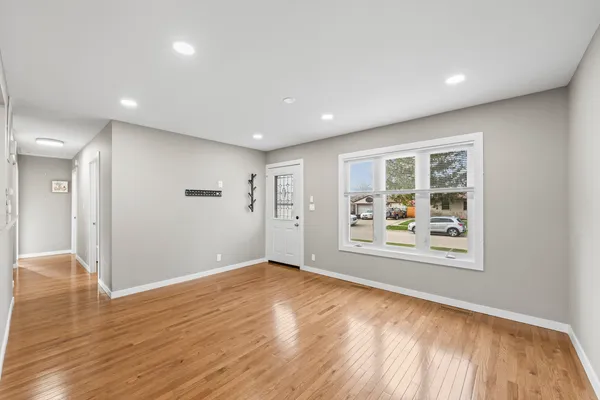 $340,000 | 25 McCabe Drive, Streamwood, IL 60107