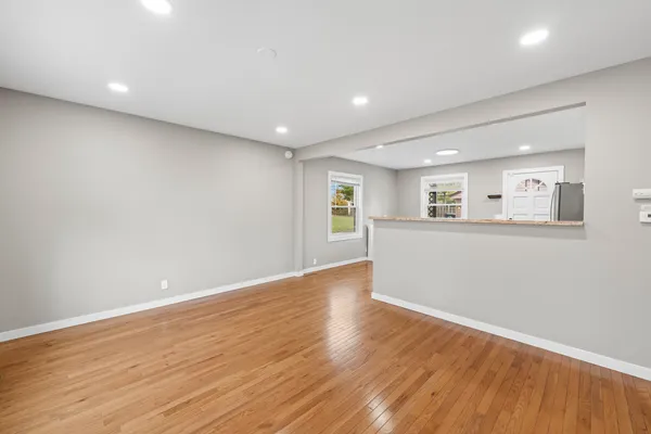 $340,000 | 25 McCabe Drive, Streamwood, IL 60107