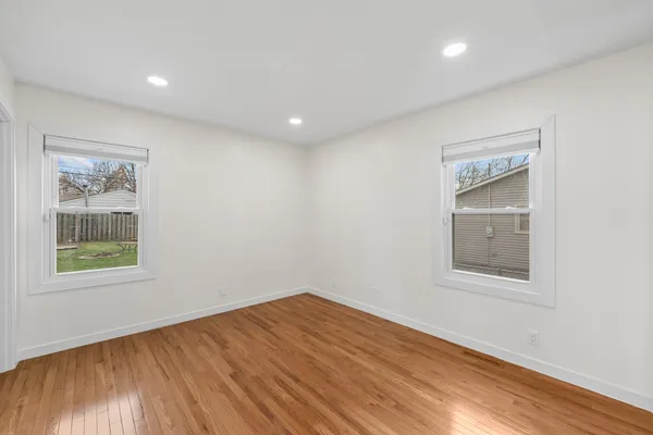 $340,000 | 25 McCabe Drive, Streamwood, IL 60107