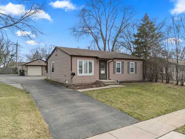 $340,000 | 25 McCabe Drive, Streamwood, IL 60107