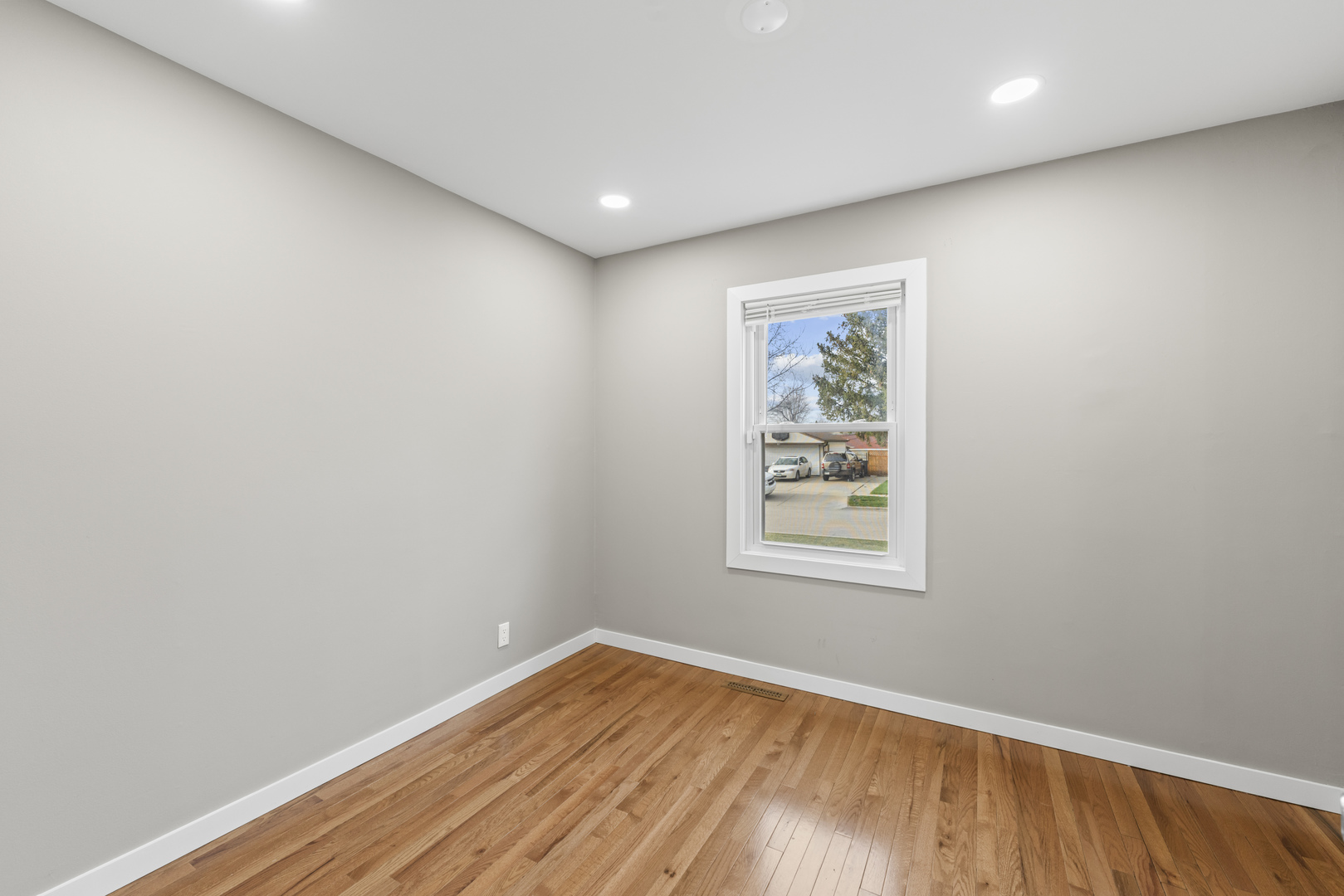 25 McCabe Drive Streamwood, IL 60107 - Photo 23 of 32 an empty room with a window