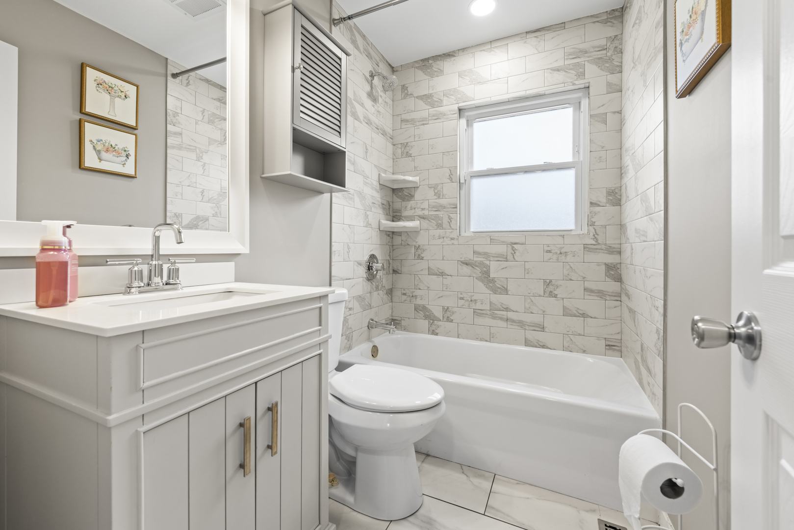 25 McCabe Drive Streamwood, IL 60107 - Photo 26 of 32 a bathroom with a sink toilet and shower