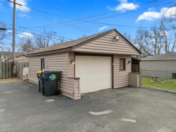$340,000 | 25 McCabe Drive, Streamwood, IL 60107
