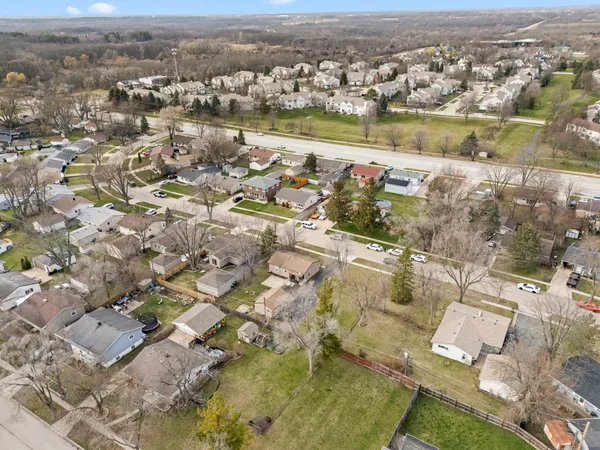 $340,000 | 25 McCabe Drive, Streamwood, IL 60107