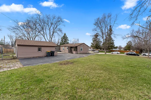 $340,000 | 25 McCabe Drive, Streamwood, IL 60107