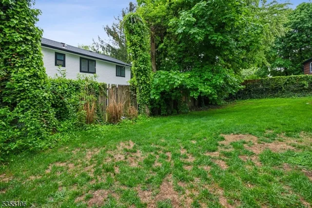 a view of a house with backyard and garden