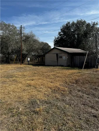 a view of a backyard