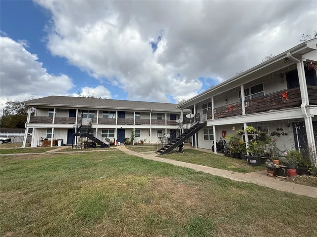 a view of a yard in front of house