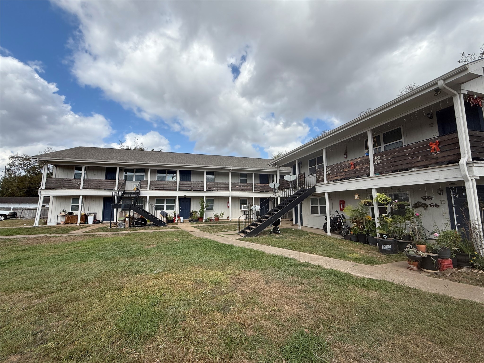 a view of a yard in front of house