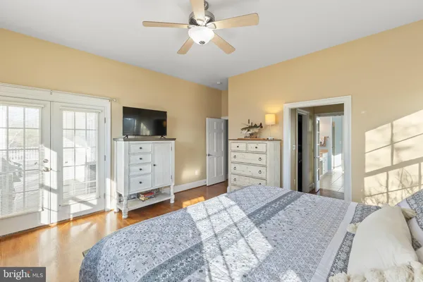 a view of a livingroom with furniture