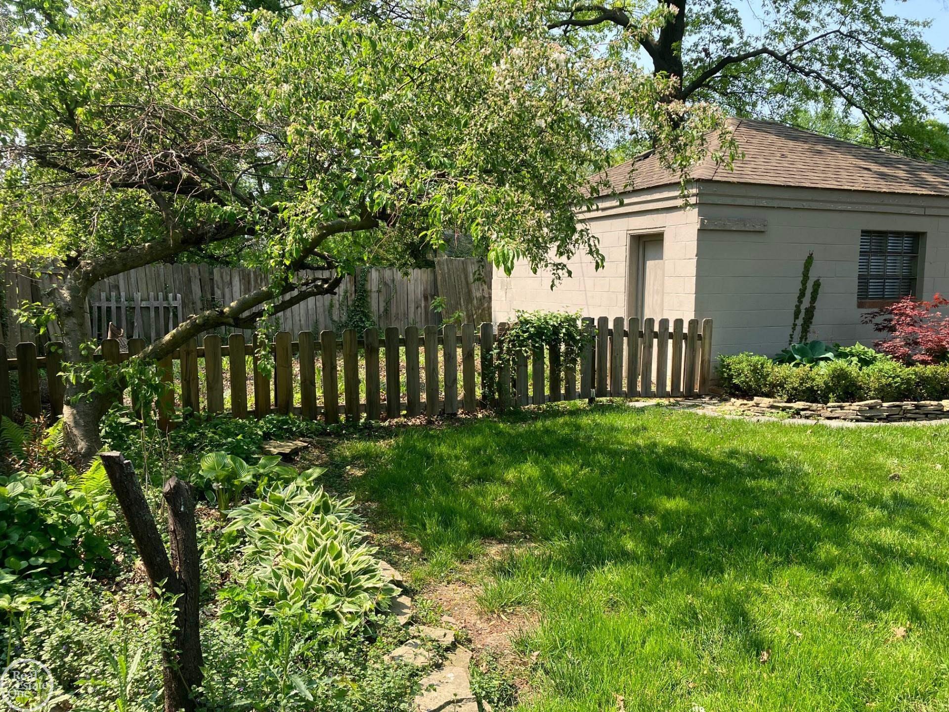 1231 Hawthorne Road Grosse Pointe, MI 48236 - Photo 40 of 41 50109491-39.JPG