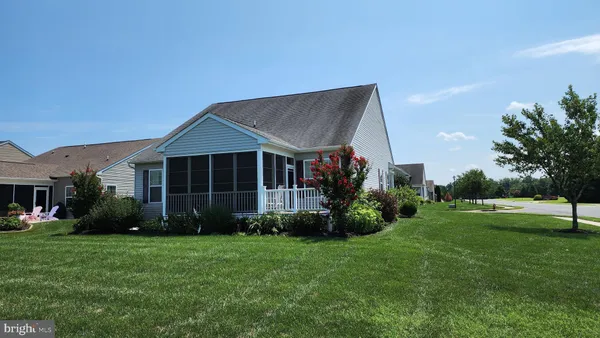 a view of a house with backyard and garden