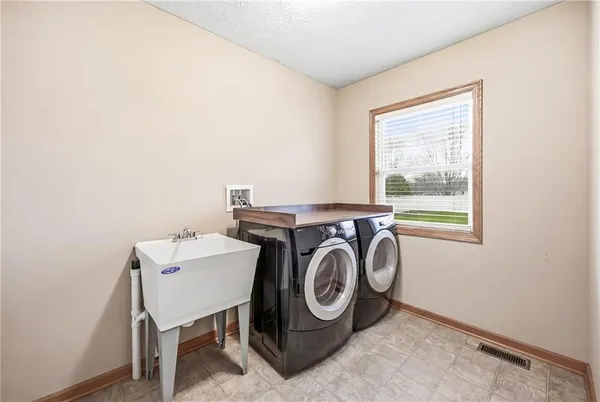 $324,900 | 3173 Saranac Drive, Sharpsville, PA 16150