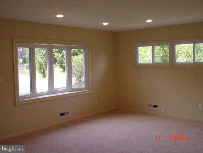 1037 Collwood Road Catonsville, MD 21228 - Photo 3 of 17 Living Room