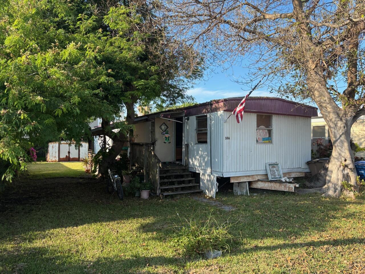 a view of a house with backyard