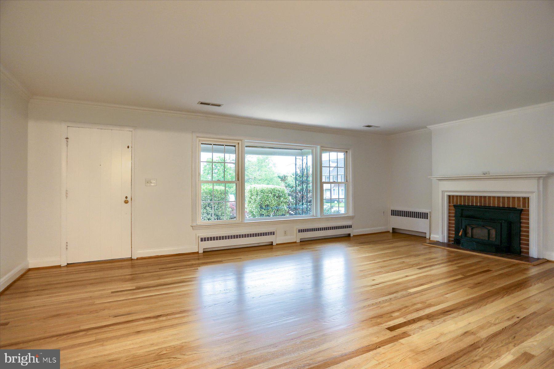 422 Aigburth Road Towson, MD 21286 - Photo 12 of 48 Living Room