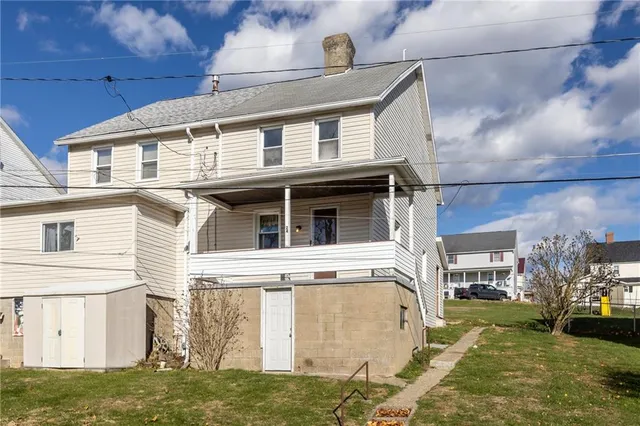 a view of a house with a yard