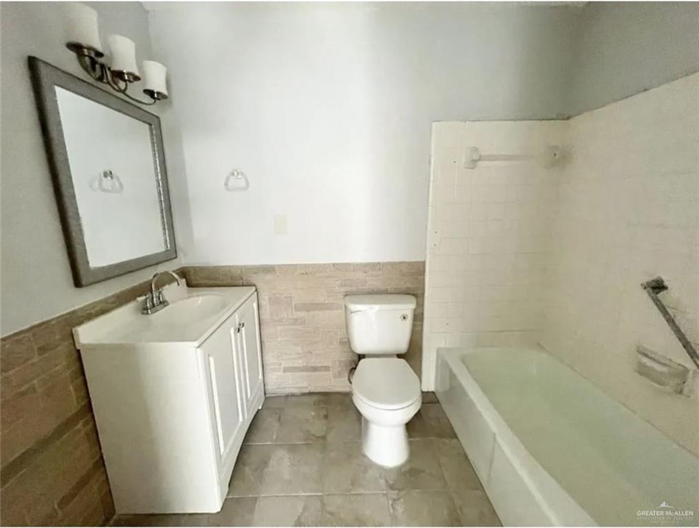 806 Walnut Avenue McAllen, TX 78501 - Photo 19 of 20 Studio Full restroom