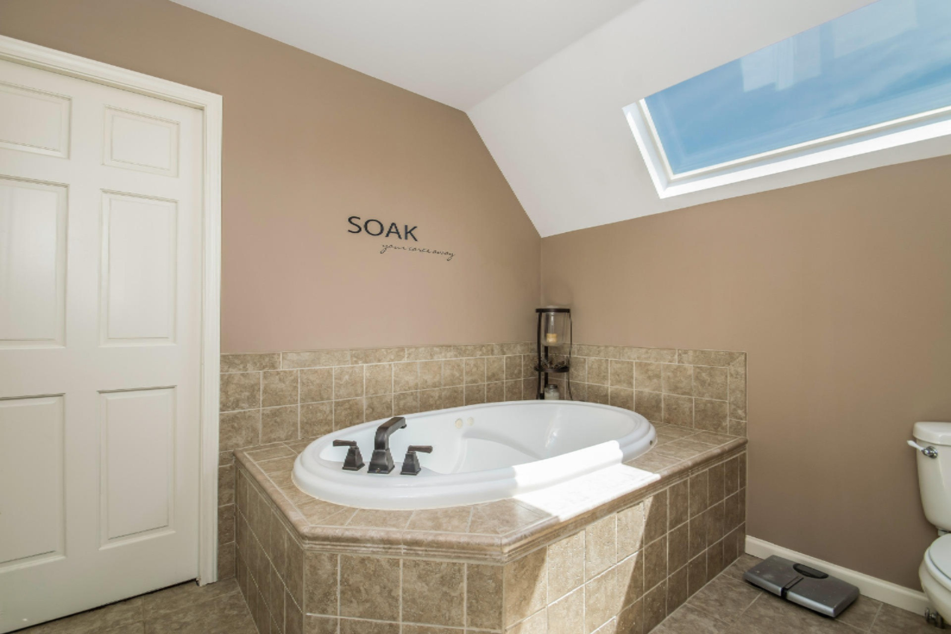 4950 Zahm Road Belding, MI 48809 - Photo 27 of 62 032-Master_Bathroom-4006096-medium