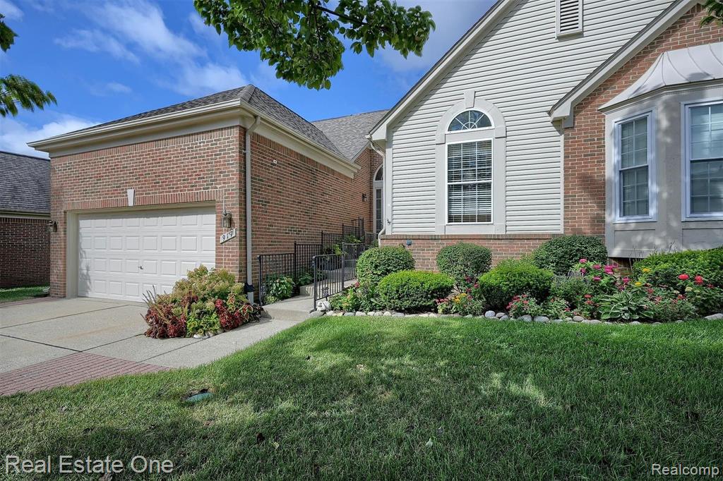 917 Churchill Circle, Unit 63 Rochester, MI 48307 - Photo 2 of 30