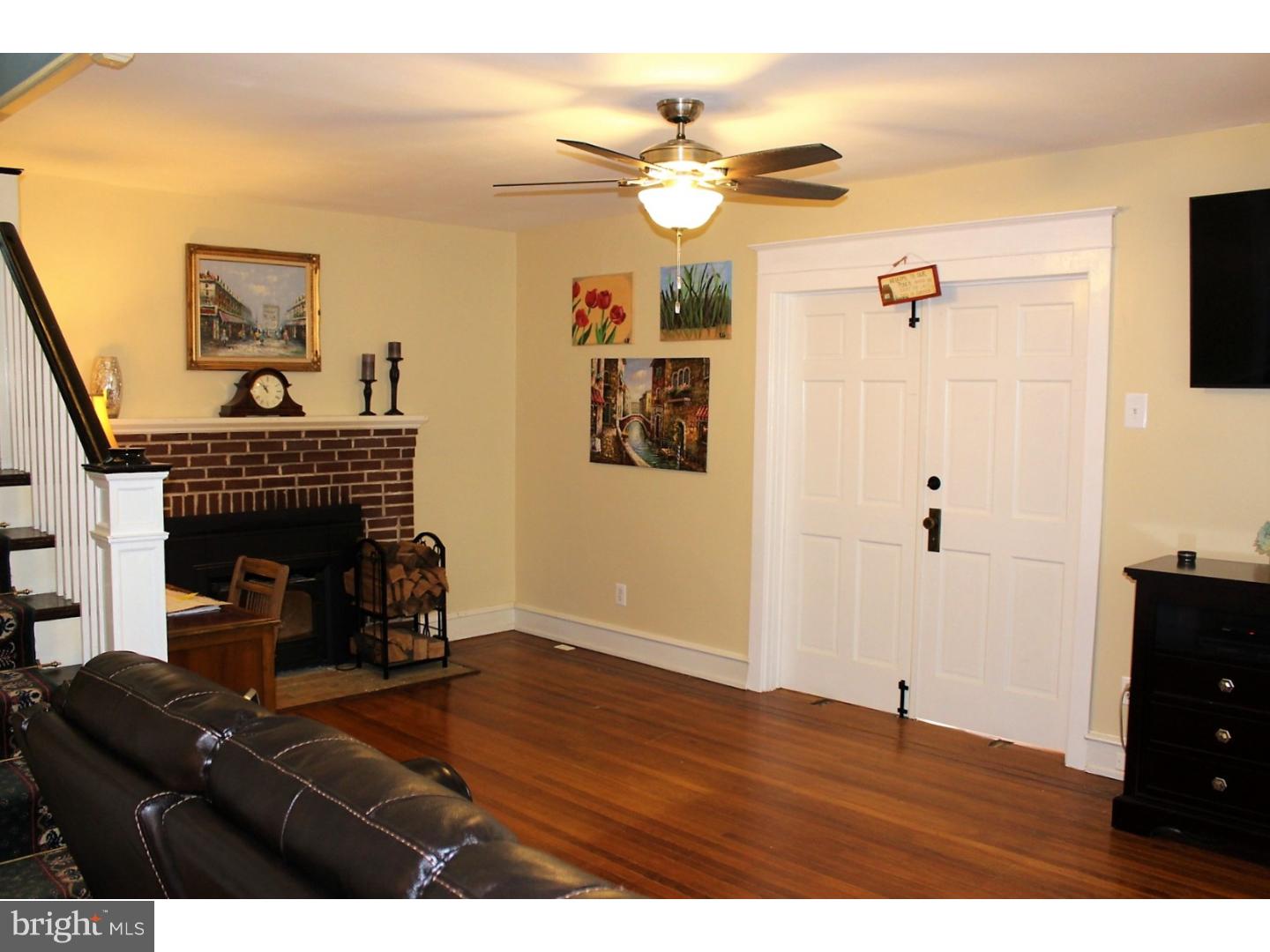 7730 Verree Road Philadelphia, PA 19111 - Photo 3 of 24 Living Room