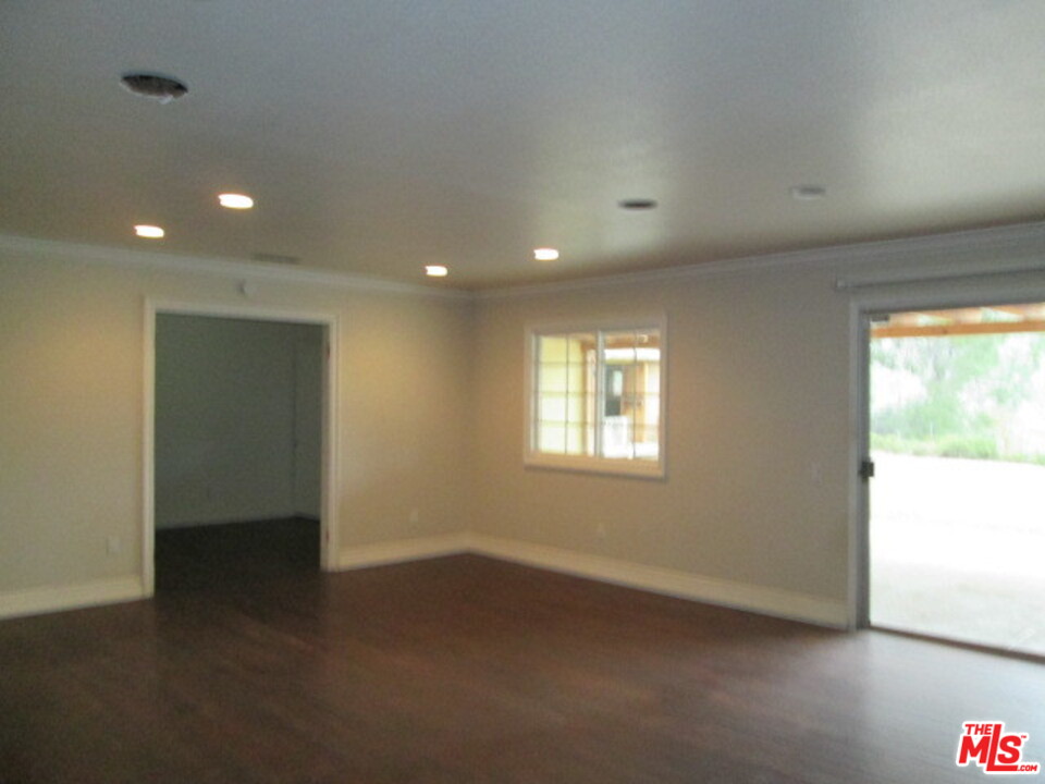 26213 Adamor Road Calabasas, CA 91302 - Photo 4 of 11