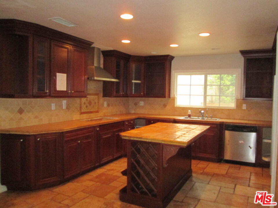 26213 Adamor Road Calabasas, CA 91302 - Photo 7 of 11