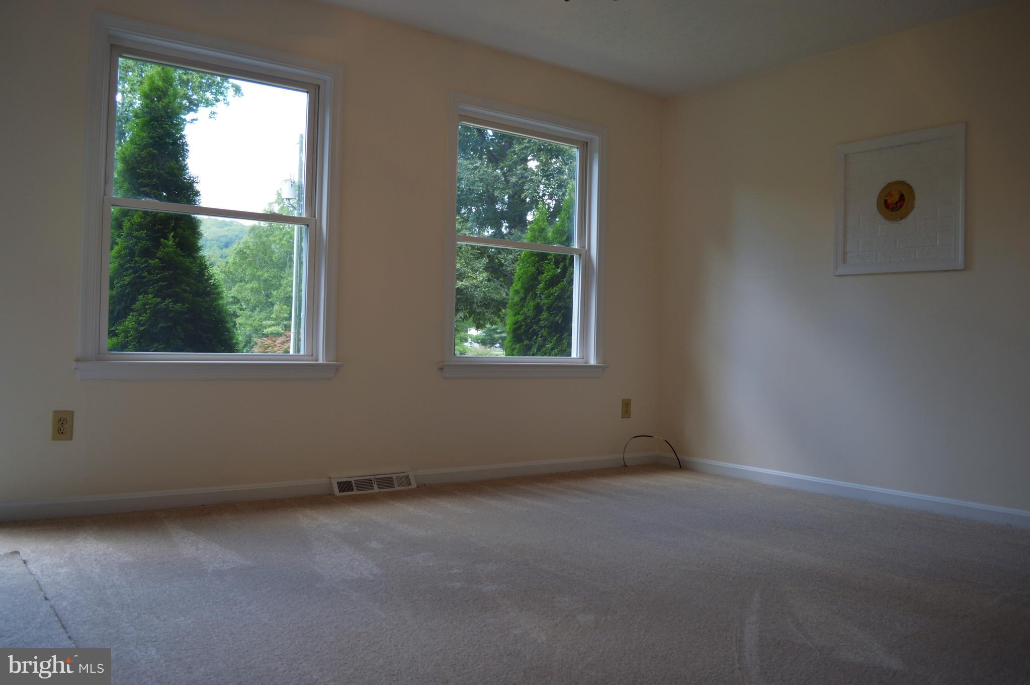 9643 Roys Lane Culpeper, VA 22701 - Photo 4 of 18 Living Room