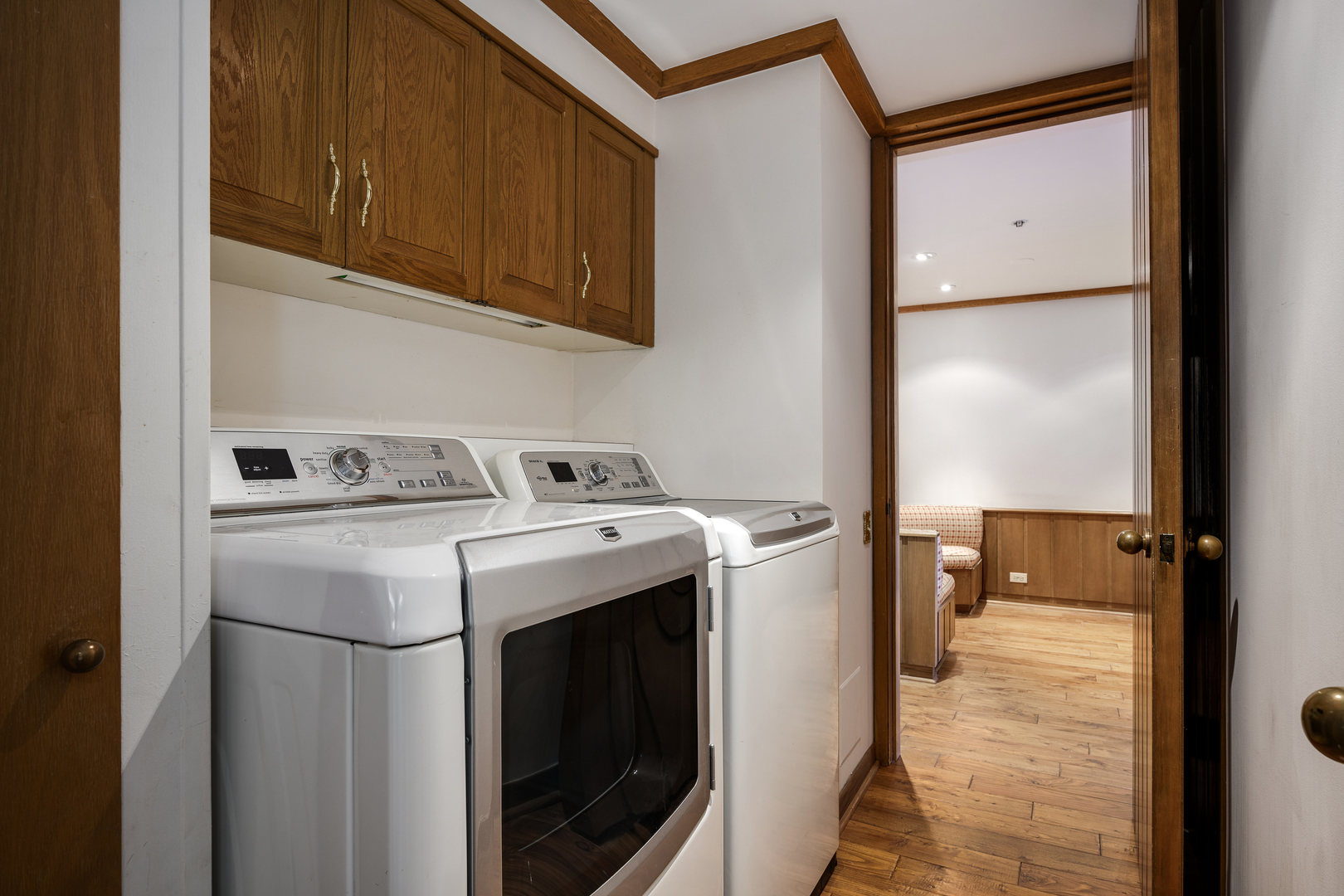 180 East Pearson Street, Unit 6802 Chicago, IL 60611 - Photo 20 of 33 a utility room with dryer and washer