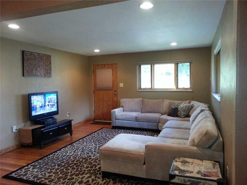 924 Cliff Mine Road Coraopolis, PA 15108 - Photo 3 of 14 Living Room.