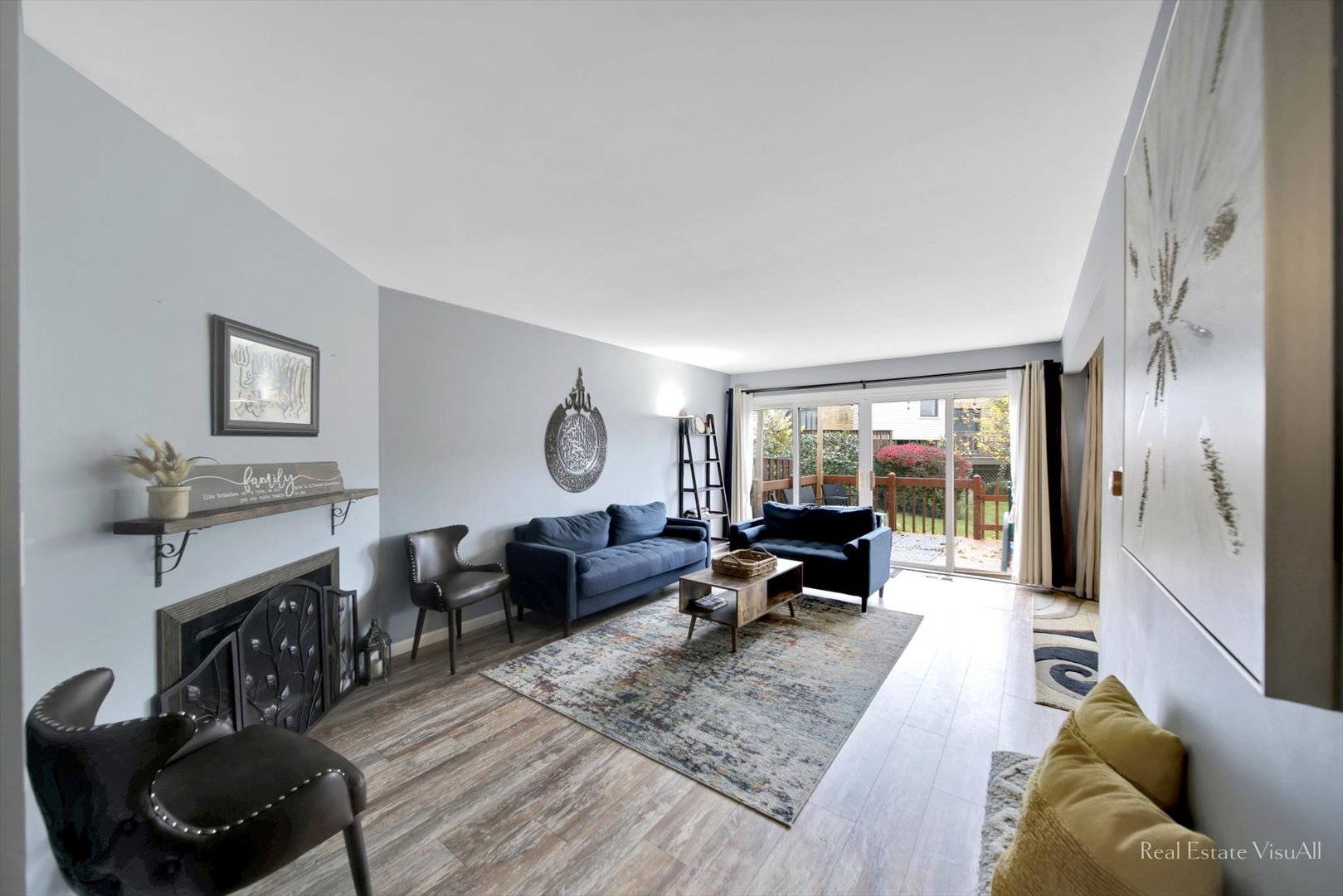 1005 Spring Mill Drive Hoffman Estates, IL 60169 - Photo 4 of 44 a living room with furniture