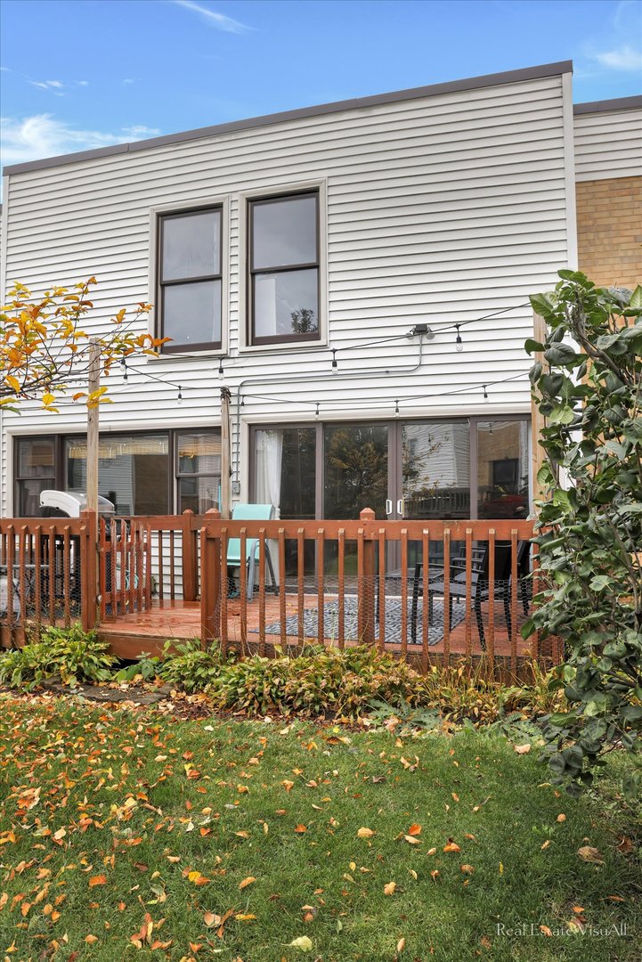 1005 Spring Mill Drive Hoffman Estates, IL 60169 - Photo 41 of 44 front view of a house with a yard