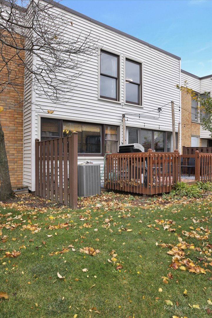1005 Spring Mill Drive Hoffman Estates, IL 60169 - Photo 42 of 44 a view of backyard of a house
