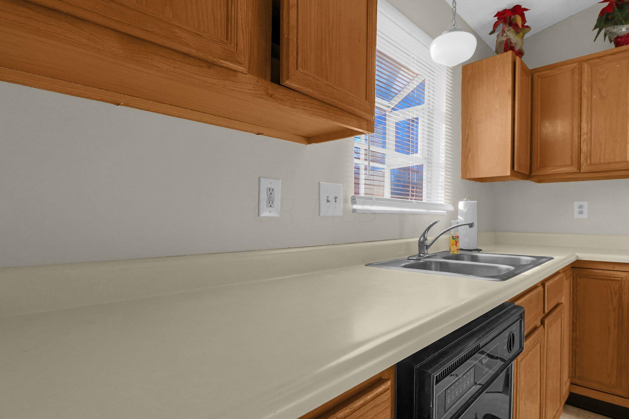 1833 Ferntree Road Columbus, OH 43219 - Photo 9 of 31 Kitchen
