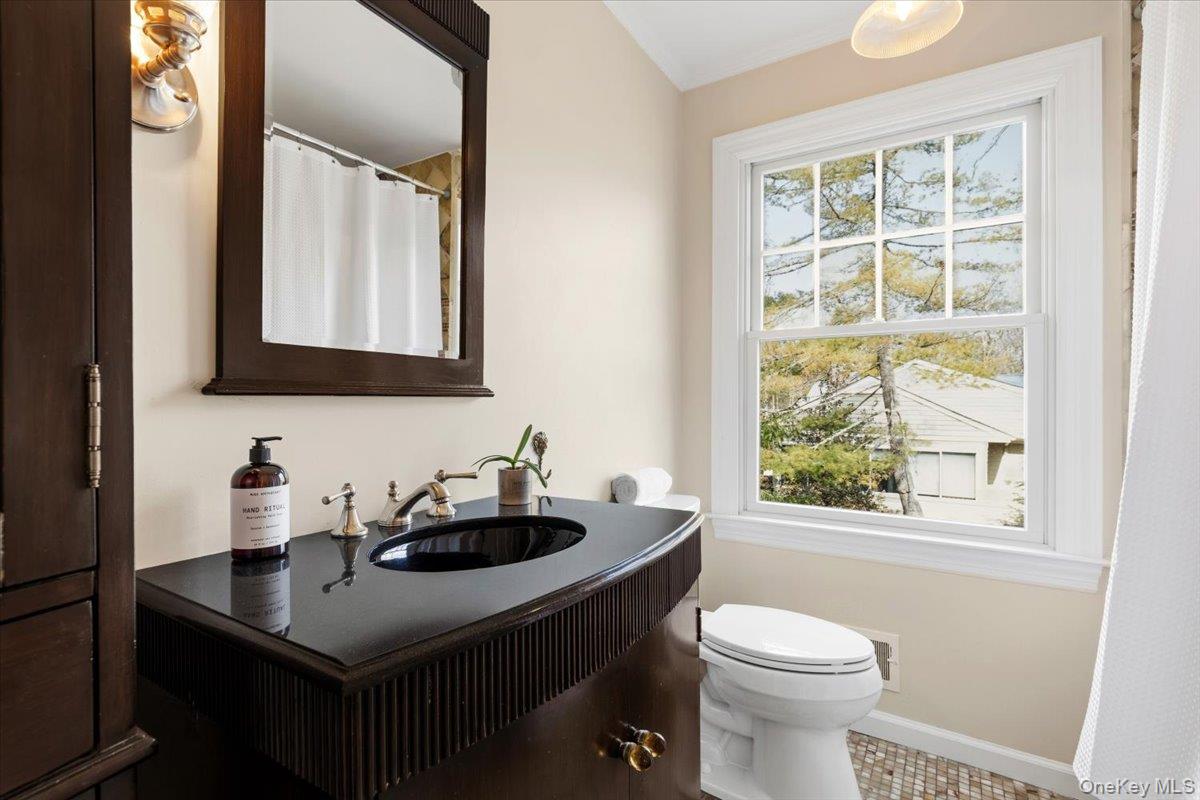 8 Douglas Circle Rye, NY 10580 - Photo 21 of 36 First floor hall bathroom with shower/tub combination.