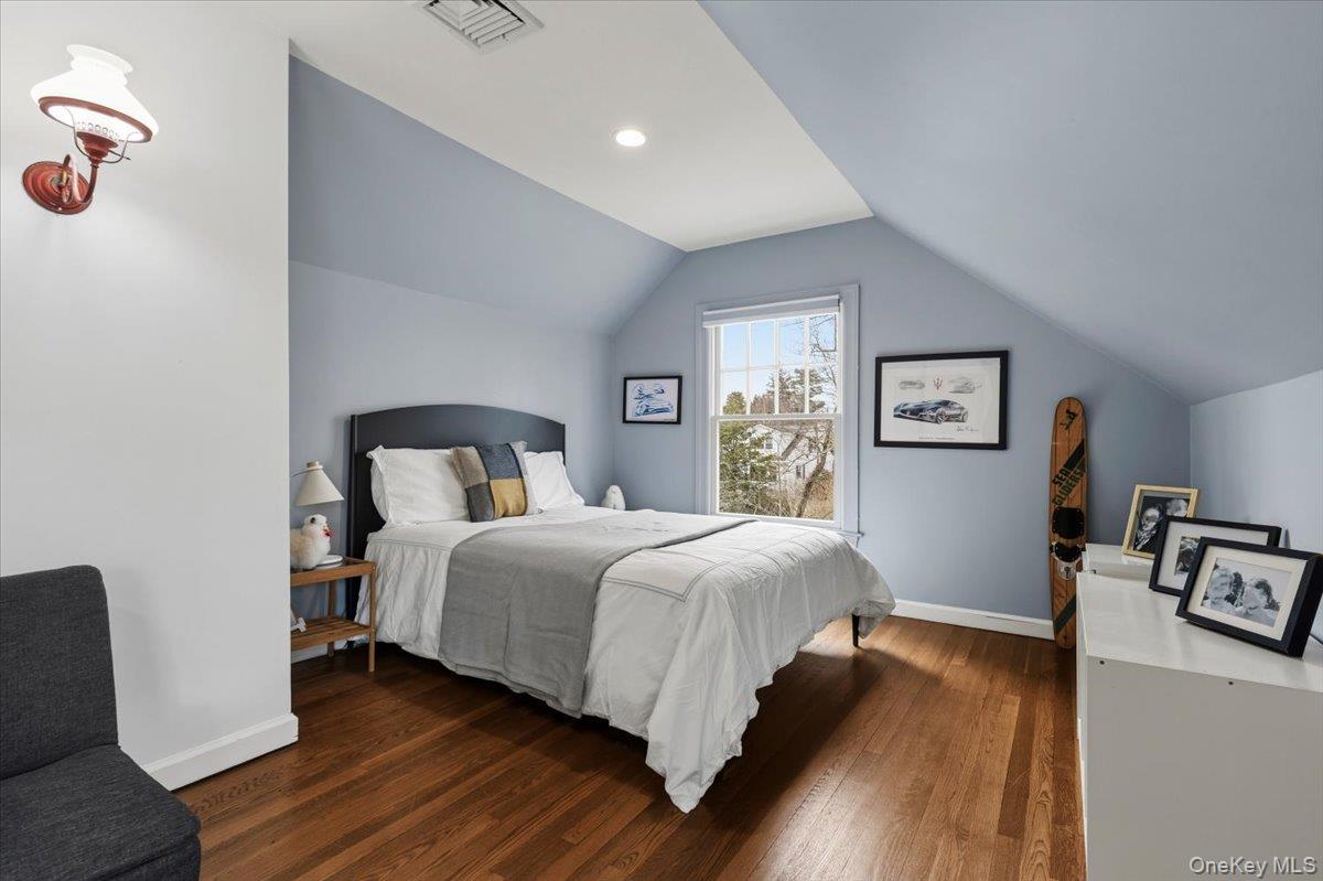 8 Douglas Circle Rye, NY 10580 - Photo 23 of 36 Cozy bed nook.