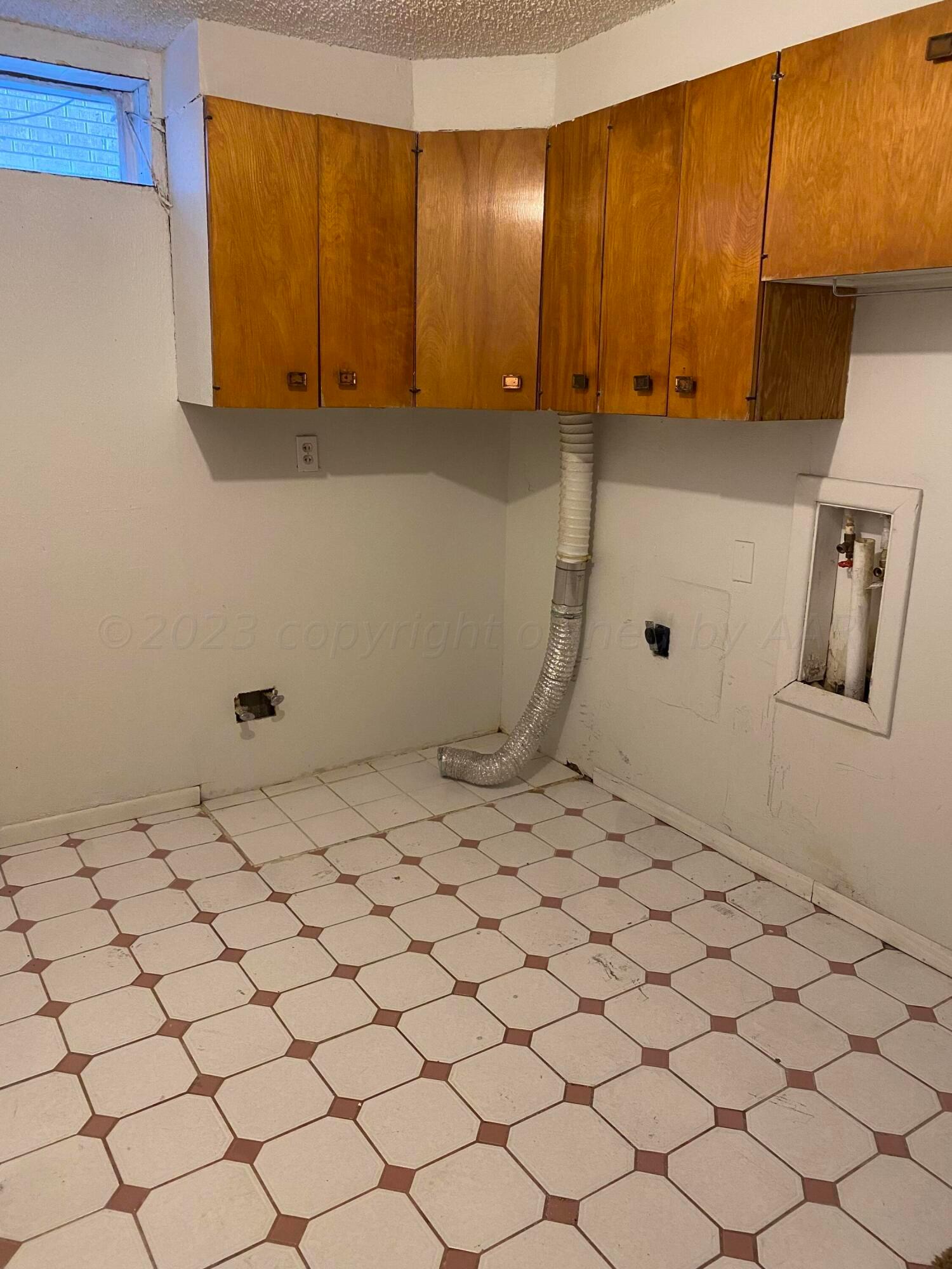 310 Santa Fe Street Borger, TX 79007 - Photo 16 of 18 a bathroom with a sink and cabinets