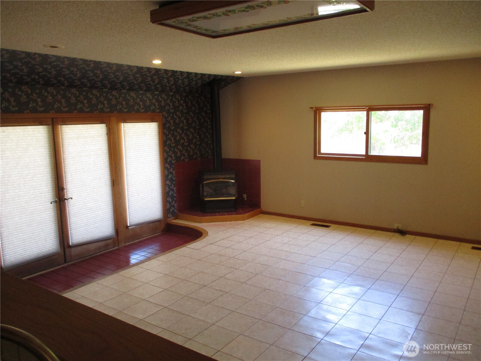 2499 Cottonwood Road Walla Walla, WA 99362 - Photo 6 of 19 a view of an empty room with a window