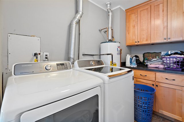 74 Sierra Road Montgomery, IL 60538 - Photo 14 of 18 a utility room with dryer and washer