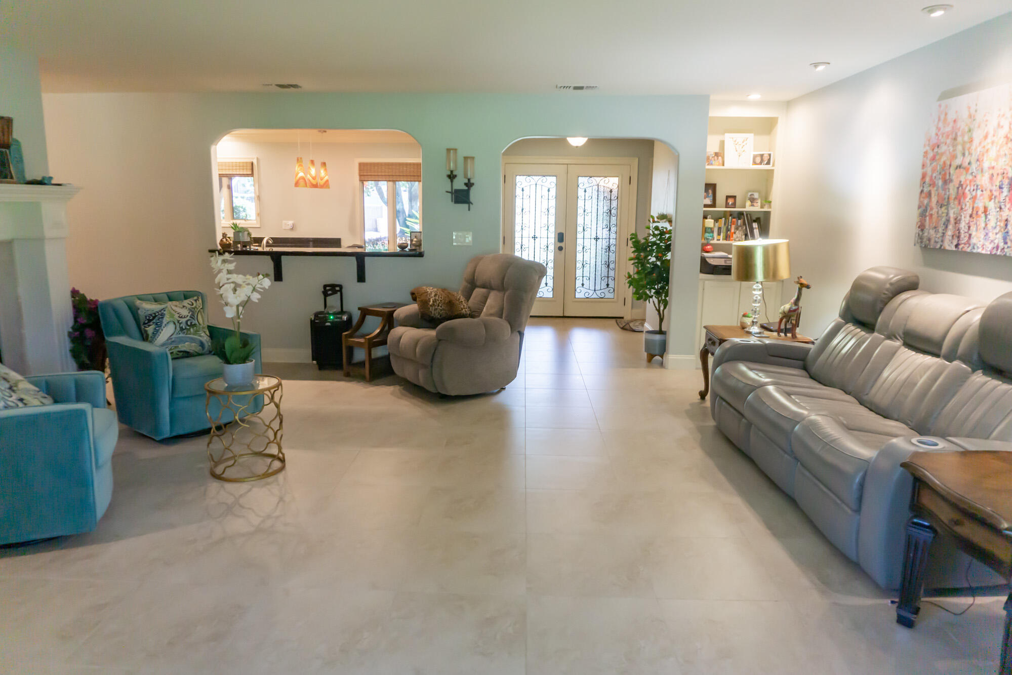372 Golfview Drive Miramar Beach, FL 32550 - Photo 23 of 66 a living room with furniture and a large mirror