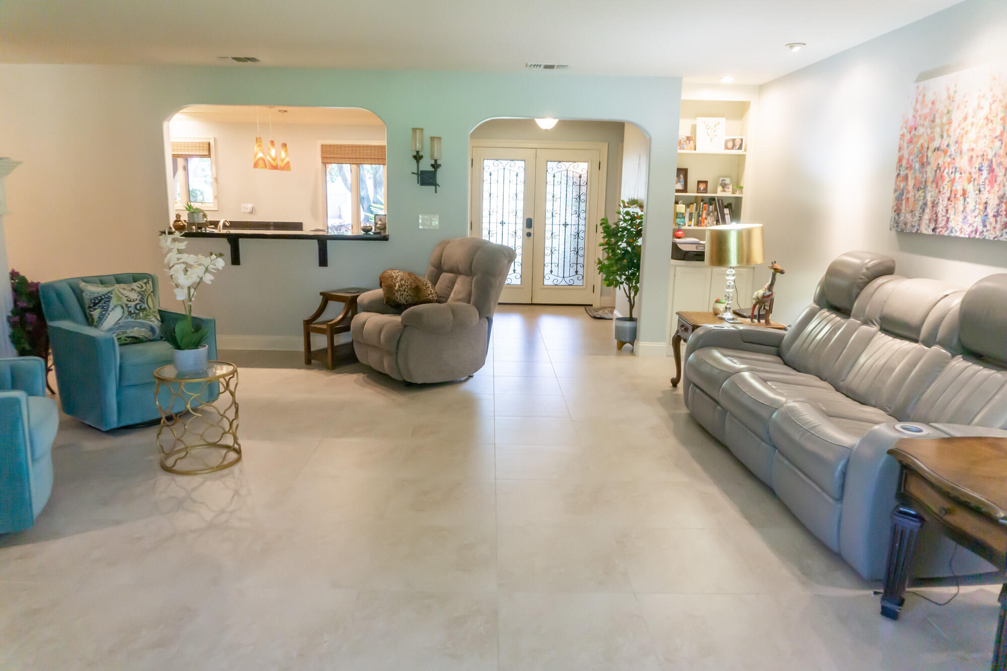 372 Golfview Drive Miramar Beach, FL 32550 - Photo 24 of 66 a living room with furniture and a large mirror