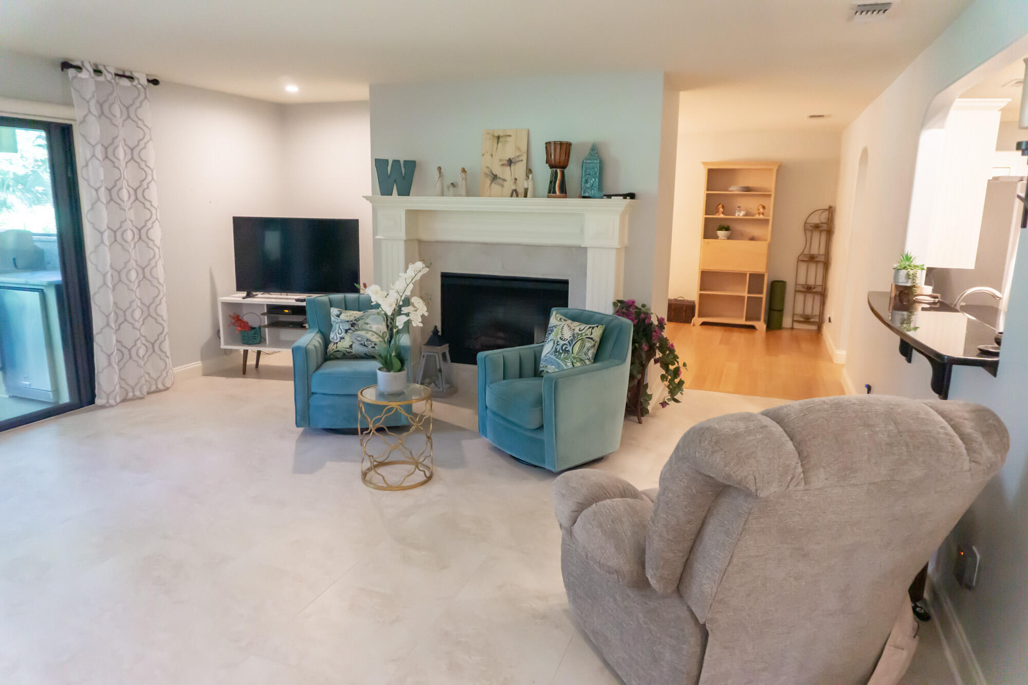 372 Golfview Drive Miramar Beach, FL 32550 - Photo 4 of 66 a living room with furniture and a flat screen tv