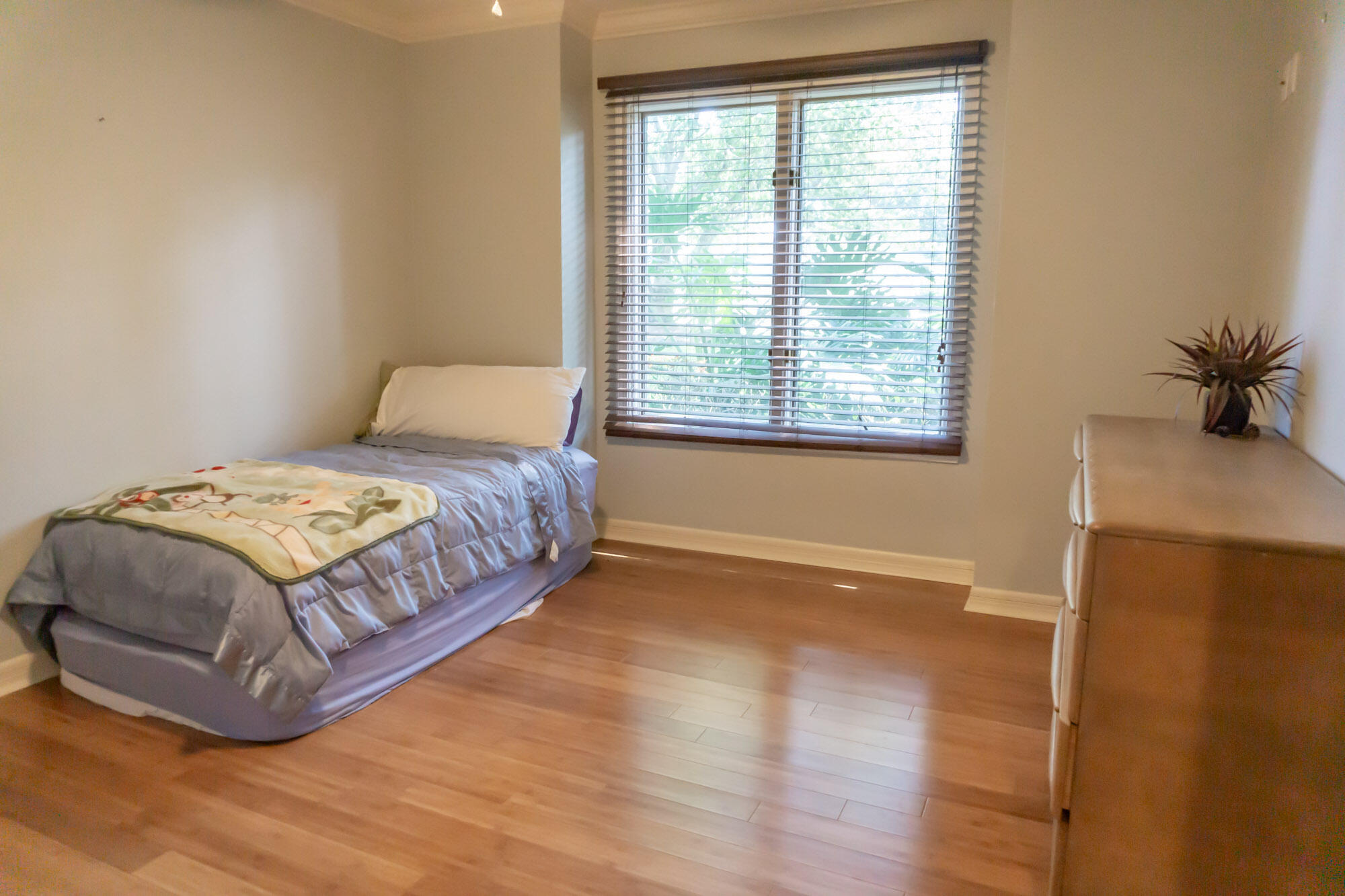 372 Golfview Drive Miramar Beach, FL 32550 - Photo 50 of 66 a bedroom with a bed and a window