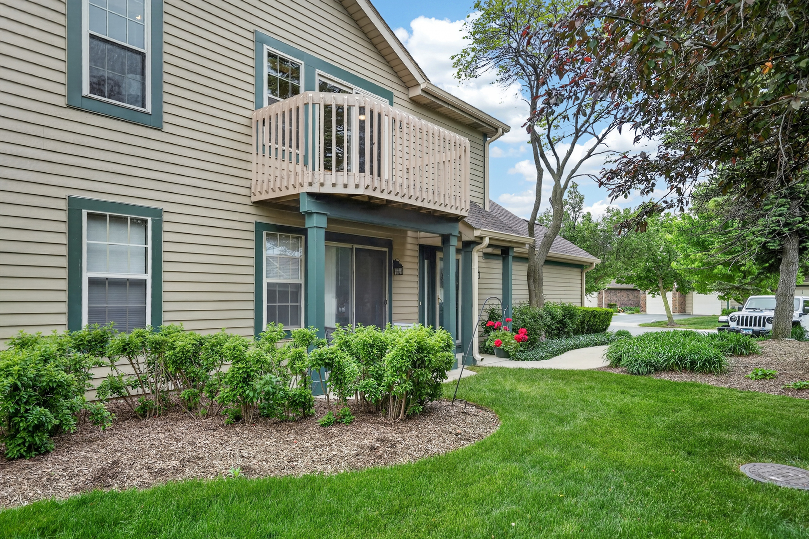 943 Ridgefield Lane, Unit 4 Wheeling, IL 60090 - Photo 25 of 38 a front view of a house with garden